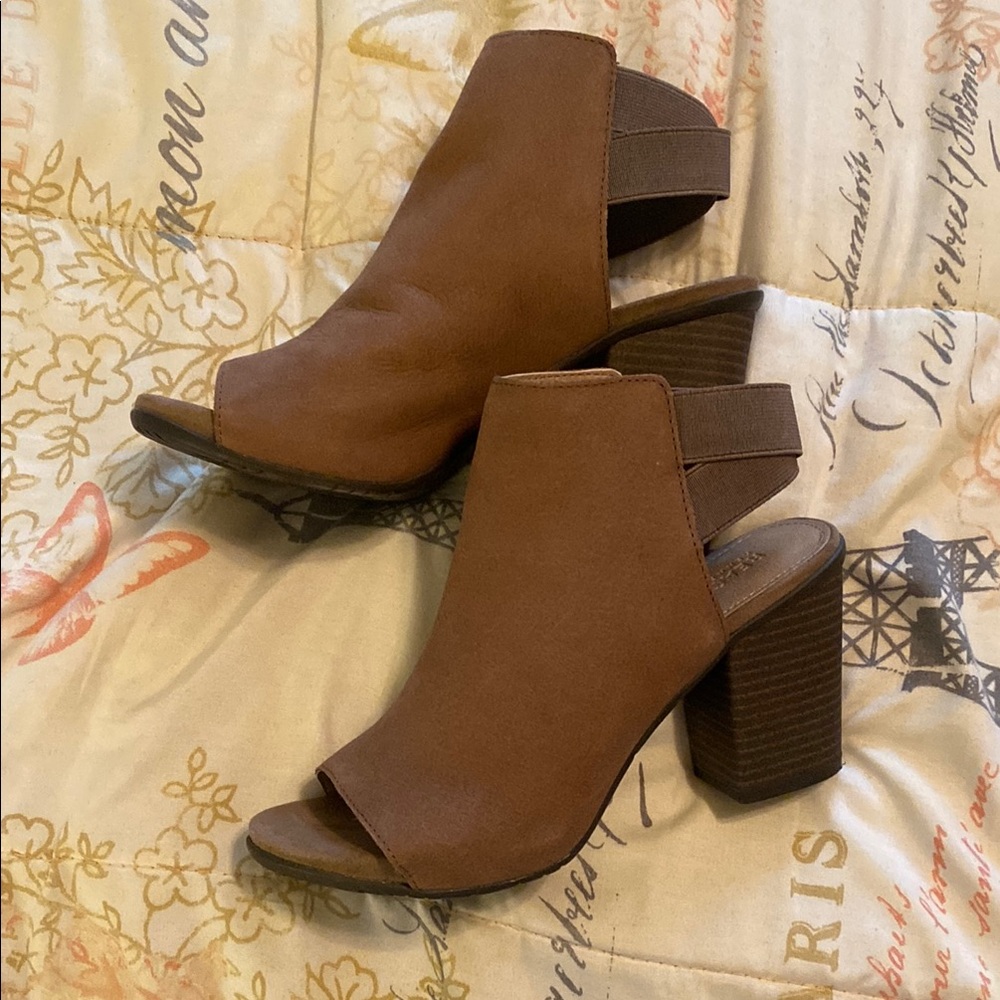 Kenneth Cole Reaction Brown Peep-Toe Heels